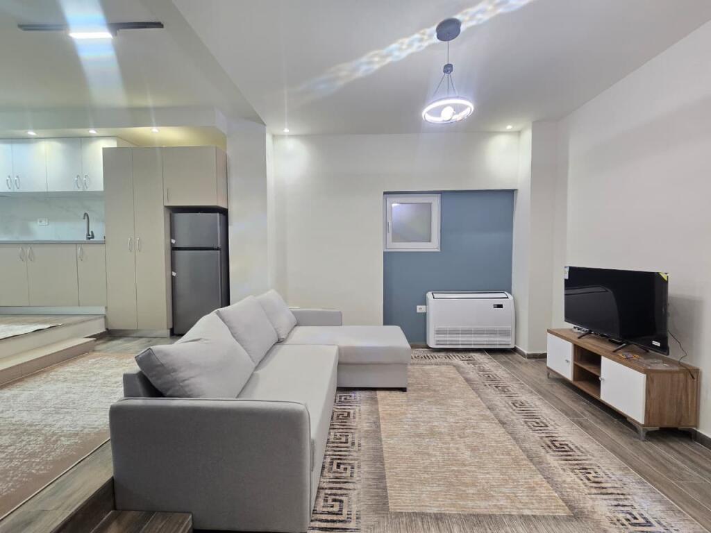 *APARTAMENT 2+1 ME QIRA  RRUGA E BARRIKADAVE*