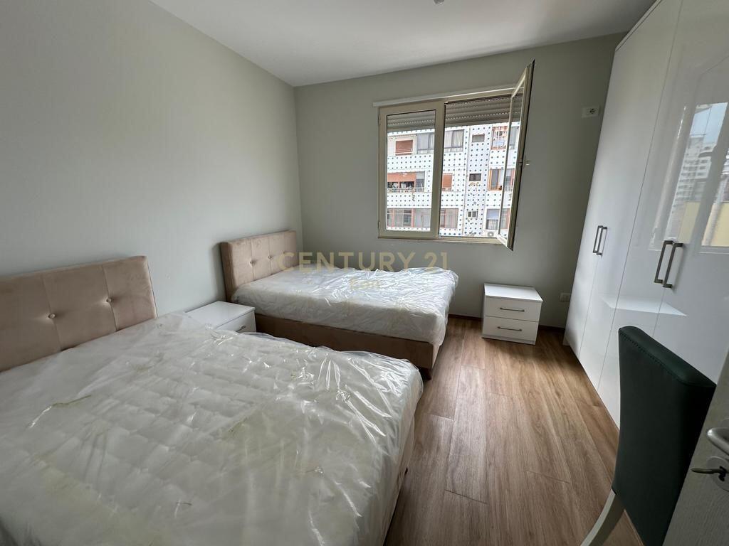 JEPET APARTAMENT 3+1+2 ME QIRA TEK RRUGA E PORTIT NE DURRES !