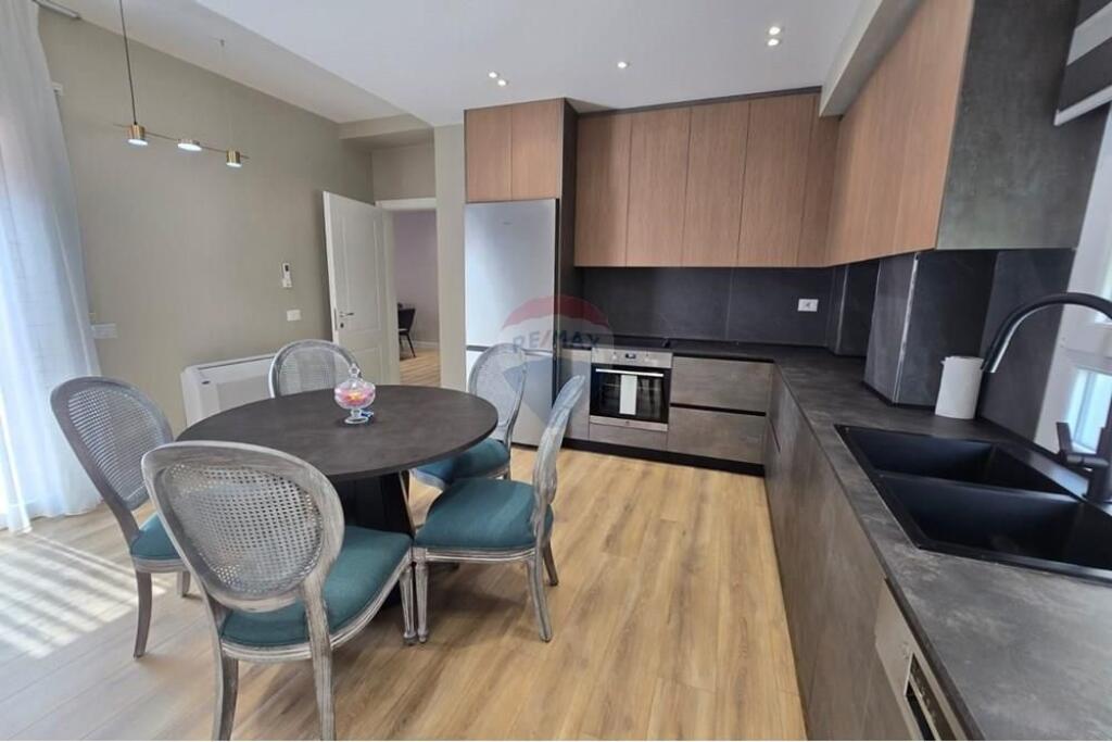 Zbuloni jetesën luksoze dhe komode në këtë dupleks të jashtëzakonshëm për qira, të vendosur në një nga zonat më të kërkuara të Tiranës, Liqeni i Thatë.