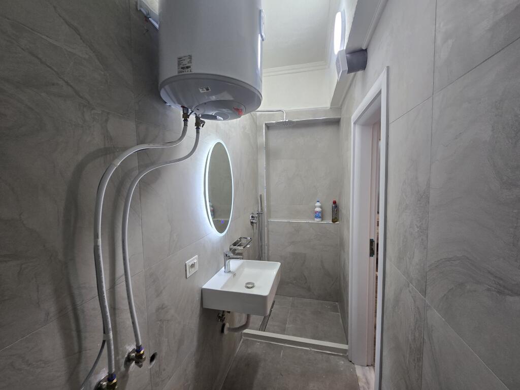 *APARTAMENT 2+1 ME QIRA  RRUGA E BARRIKADAVE*