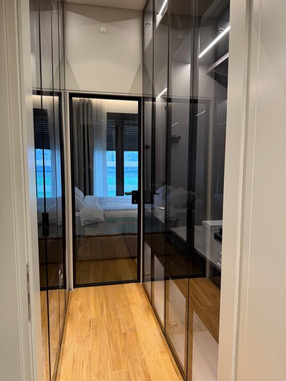 Shitet apartament 3+1+2 + post parkimi tek Rruga e Kosovareve