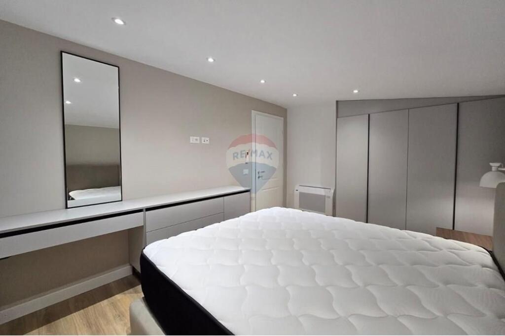 Zbuloni jetesën luksoze dhe komode në këtë dupleks të jashtëzakonshëm për qira, të vendosur në një nga zonat më të kërkuara të Tiranës, Liqeni i Thatë.