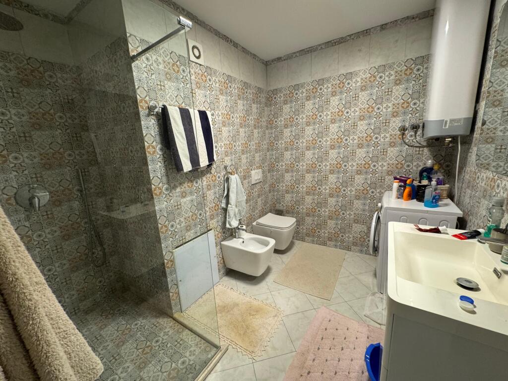 Jepet apartament me qera 1+1  me pamje fantastike  nga deti lagja 1 durres