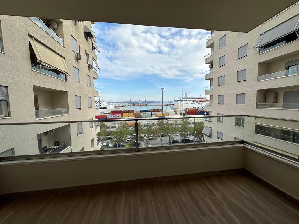 JEPET APARTAMENT 3+1+2 ME QIRA TEK RRUGA E PORTIT NE DURRES !