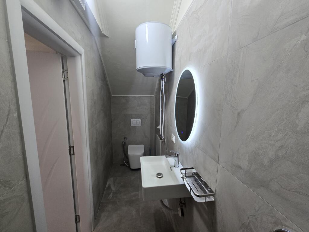 *APARTAMENT 2+1 ME QIRA  RRUGA E BARRIKADAVE*