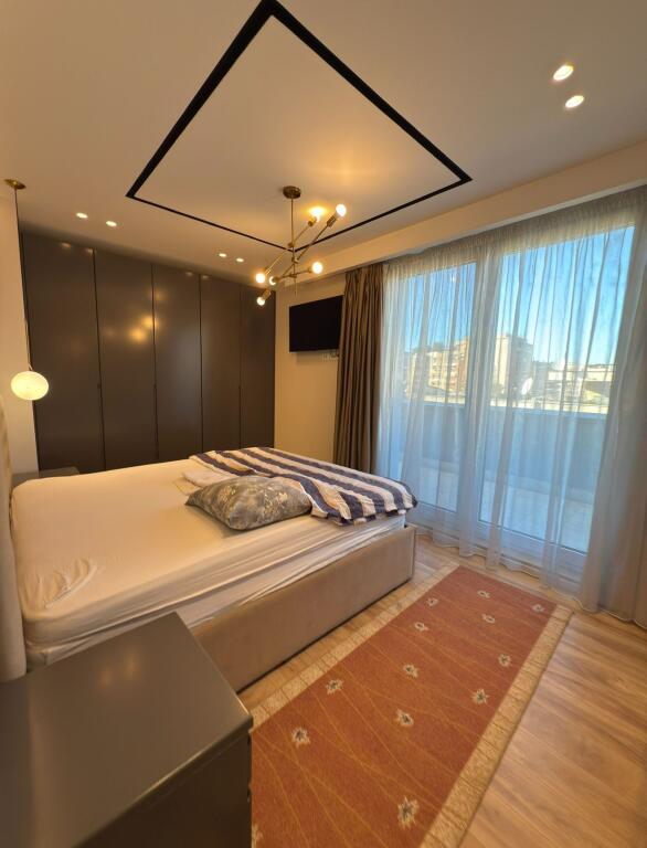 Jepet me qira – Apartament luksoz 2+1+2 Qendra e Tiranës – me pamje