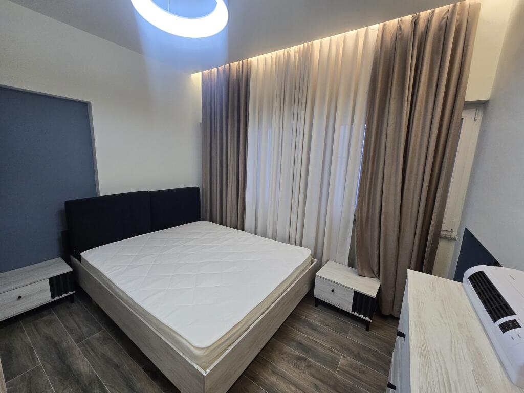 *APARTAMENT 2+1 ME QIRA  RRUGA E BARRIKADAVE*