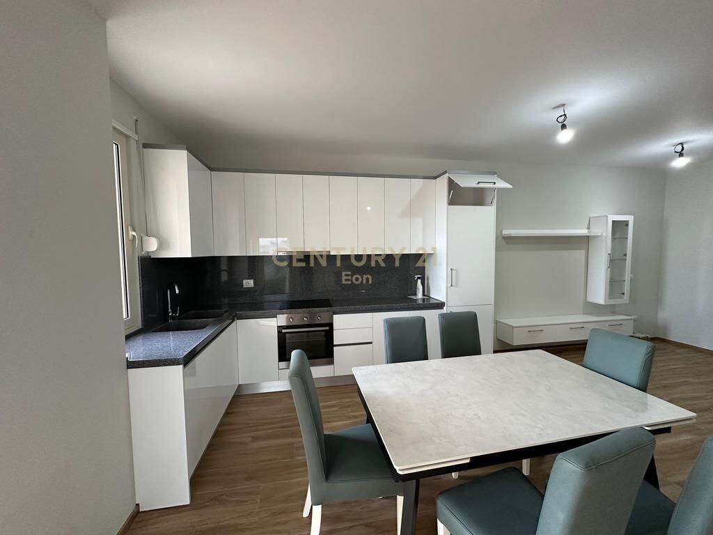 JEPET APARTAMENT 3+1+2 ME QIRA TEK RRUGA E PORTIT NE DURRES !