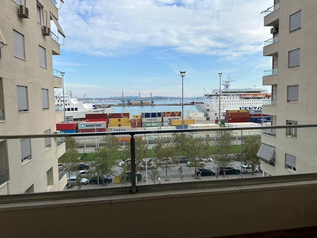 JEPET APARTAMENT 3+1+2 ME QIRA TEK RRUGA E PORTIT NE DURRES !