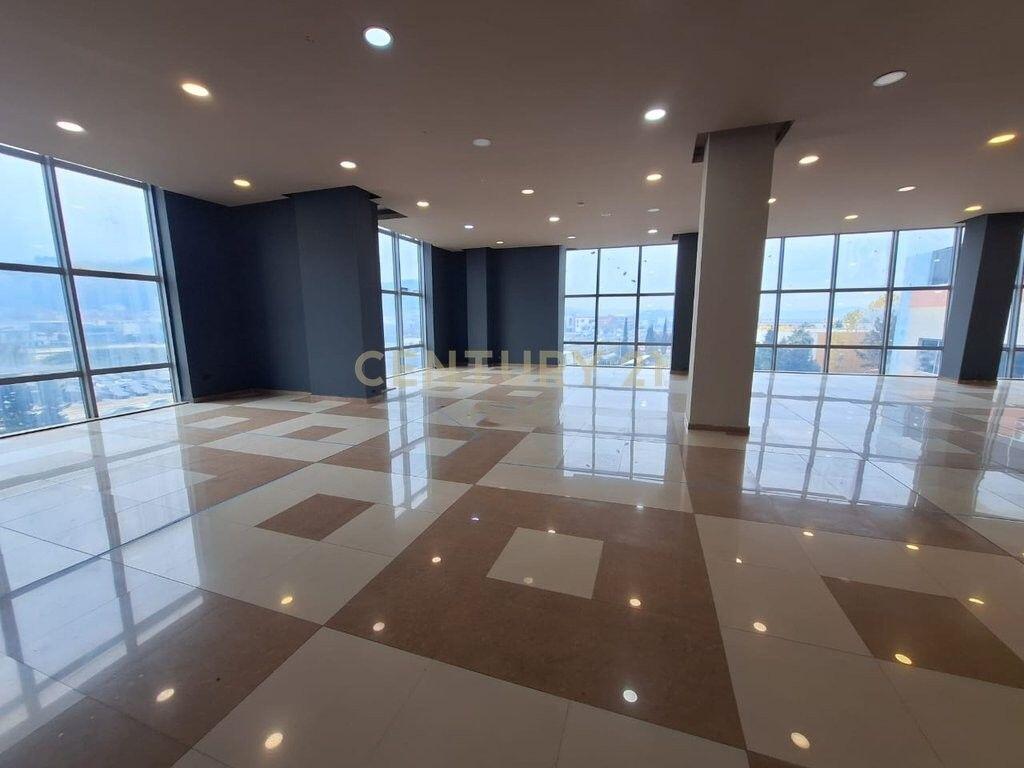 offriamo spazio commerciale in affitto sull'autostrada Tirana-Durazzo