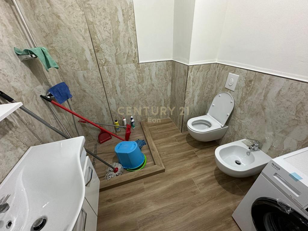 JEPET APARTAMENT 3+1+2 ME QIRA TEK RRUGA E PORTIT NE DURRES !