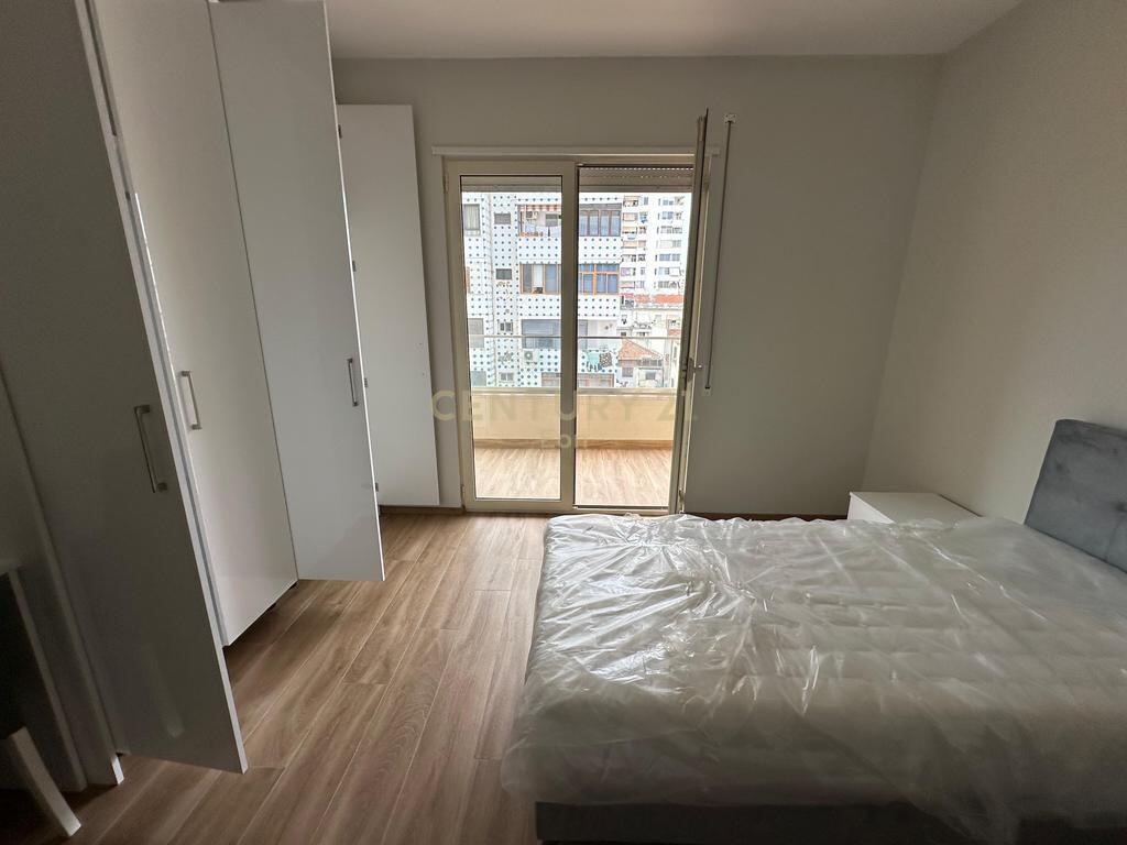 JEPET APARTAMENT 3+1+2 ME QIRA TEK RRUGA E PORTIT NE DURRES !