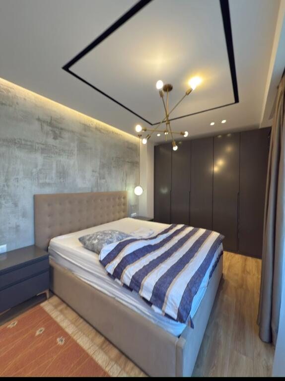 Jepet me qira – Apartament luksoz 2+1+2 Qendra e Tiranës – me pamje