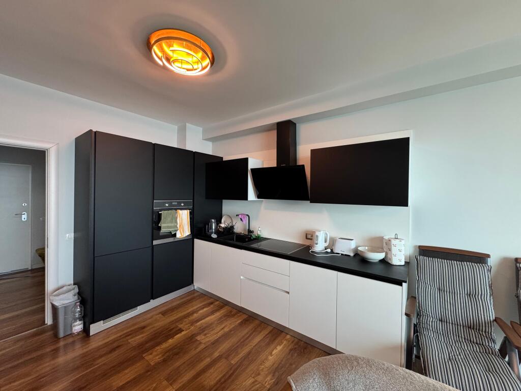 Jepet apartament me qera 1+1  me pamje fantastike  nga deti lagja 1 durres