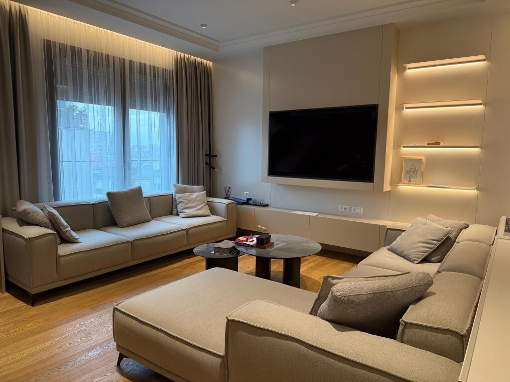 Shitet apartament 3+1+2 + post parkimi tek Rruga e Kosovareve