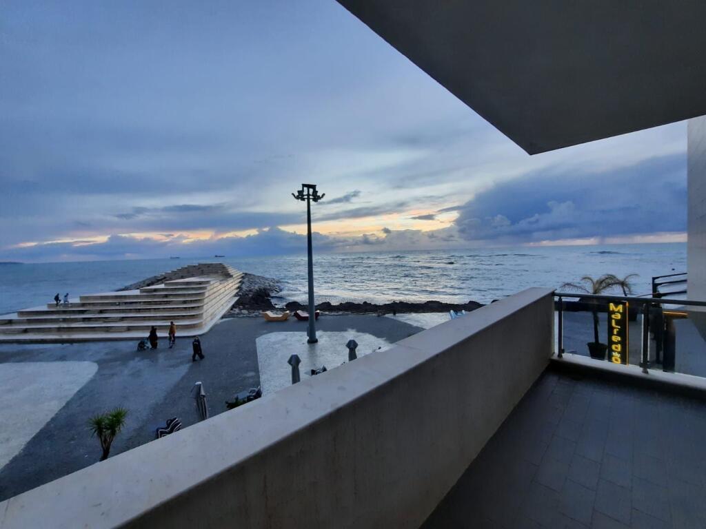 Jepet apartament me qera 2+1+2 me pamje deti lagja 1 durres