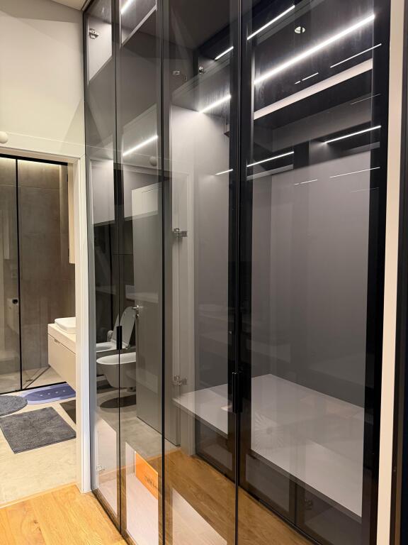 Shitet apartament 3+1+2 + post parkimi tek Rruga e Kosovareve