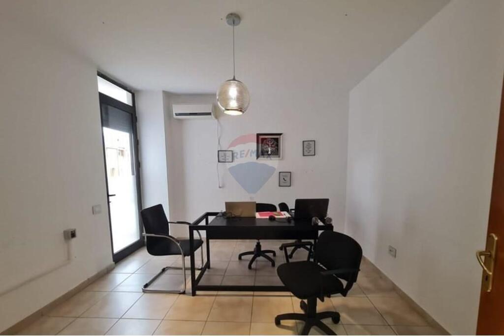 Apartment 4+1+2 for Rent for Offices