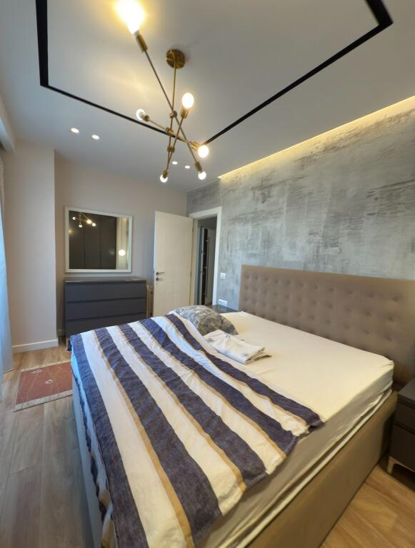 Jepet me qira – Apartament luksoz 2+1+2 Qendra e Tiranës – me pamje