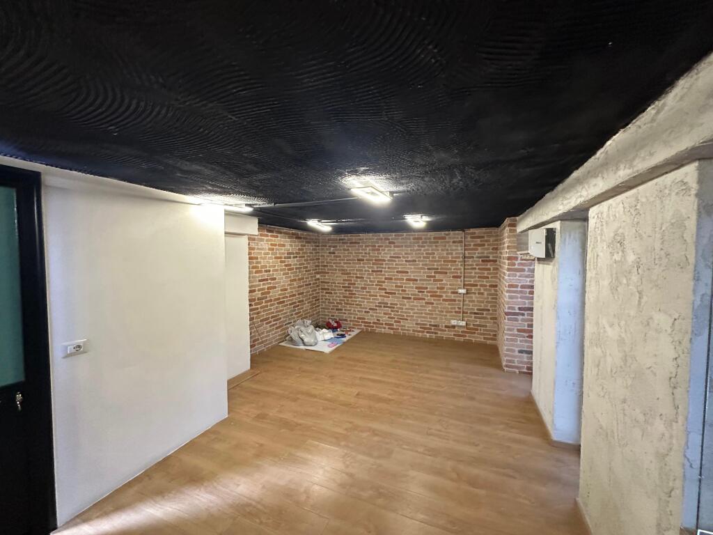 Spazio Ufficio in Affitto nella zona di Myslym Shyri