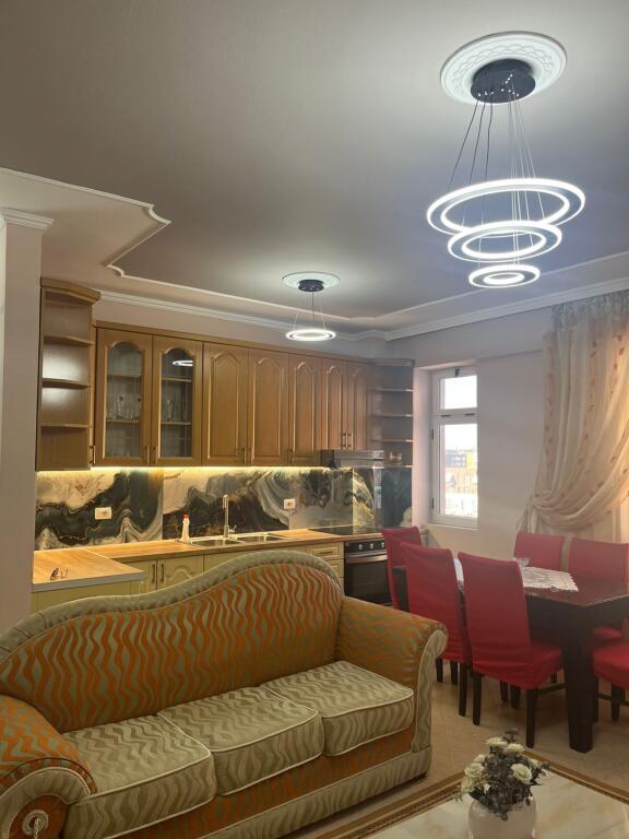 🏢Pak minuta larg Vasil Shantos,Rruga Isuf Elezi,jepet me qera apartament 2+1+2,i mobiluar 65,000Leke