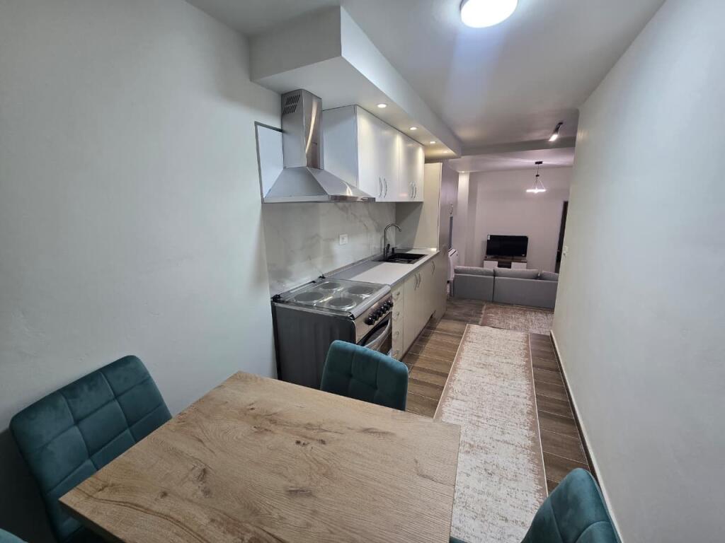 *APARTAMENT 2+1 ME QIRA  RRUGA E BARRIKADAVE*