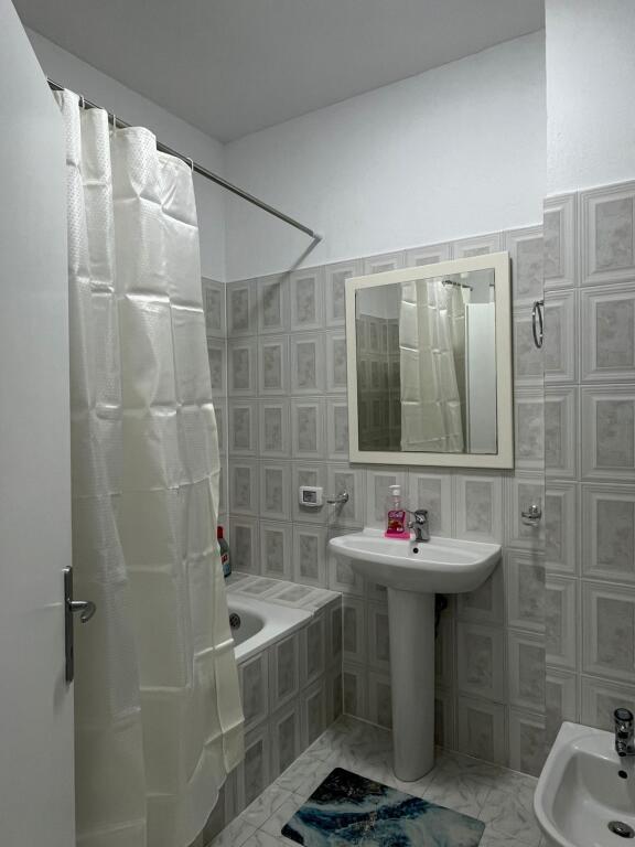 🏢Pak minuta larg Vasil Shantos,Rruga Isuf Elezi,jepet me qera apartament 2+1+2,i mobiluar 65,000Leke