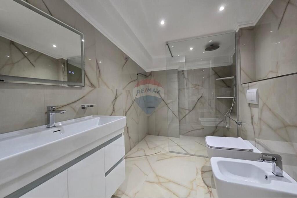 Zbuloni jetesën luksoze dhe komode në këtë dupleks të jashtëzakonshëm për qira, të vendosur në një nga zonat më të kërkuara të Tiranës, Liqeni i Thatë.