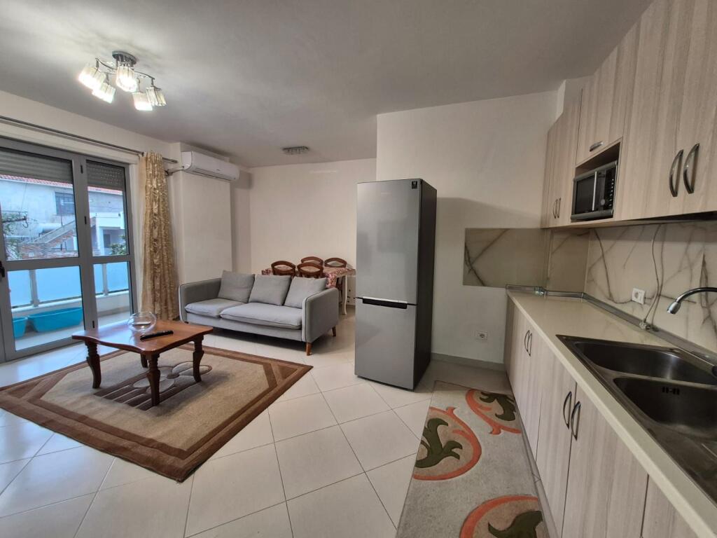 Jepet apartament me qera 1+1 prane shkolles marie kaculini durres