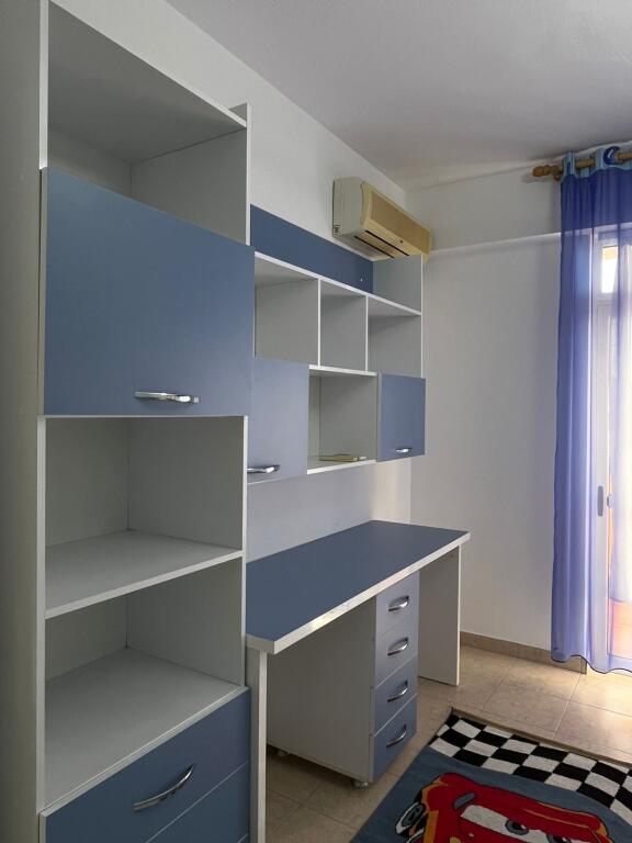 🏢Pak minuta larg Vasil Shantos,Rruga Isuf Elezi,jepet me qera apartament 2+1+2,i mobiluar 65,000Leke