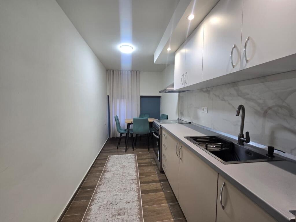*APARTAMENT 2+1 ME QIRA  RRUGA E BARRIKADAVE*