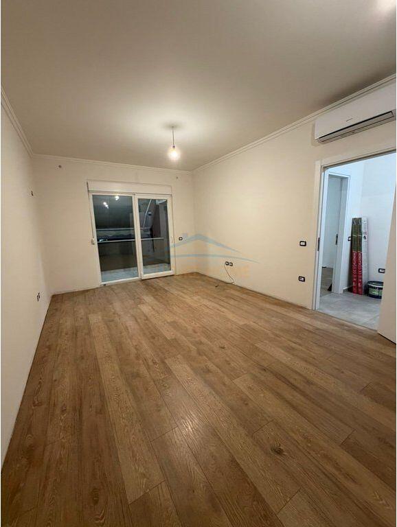 Apartament me Qira Per Zyra 1+1 Komuna e Parisit, Tiranë