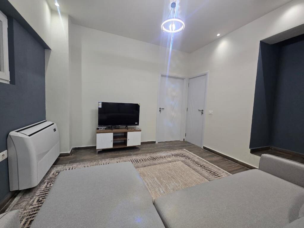 *APARTAMENT 2+1 ME QIRA  RRUGA E BARRIKADAVE*