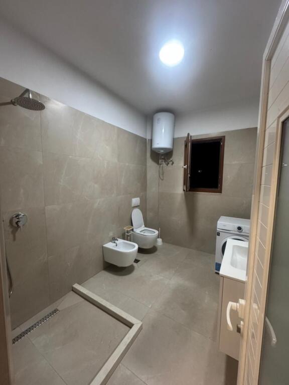 🏡 JEPET ME QIRA – PJESË VILE (KATI I 2-TË)  📍 Sauk, pranë Hotel Baron💰 Qira: 500 € / muaj
