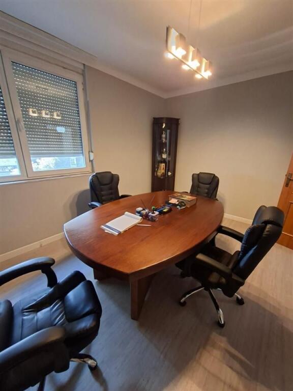 ZYRE ME QERA 105 M2 ISH EKSPOZITA 70.000 LEKE