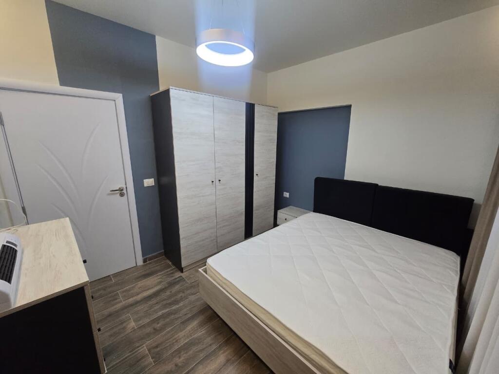 *APARTAMENT 2+1 ME QIRA  RRUGA E BARRIKADAVE*