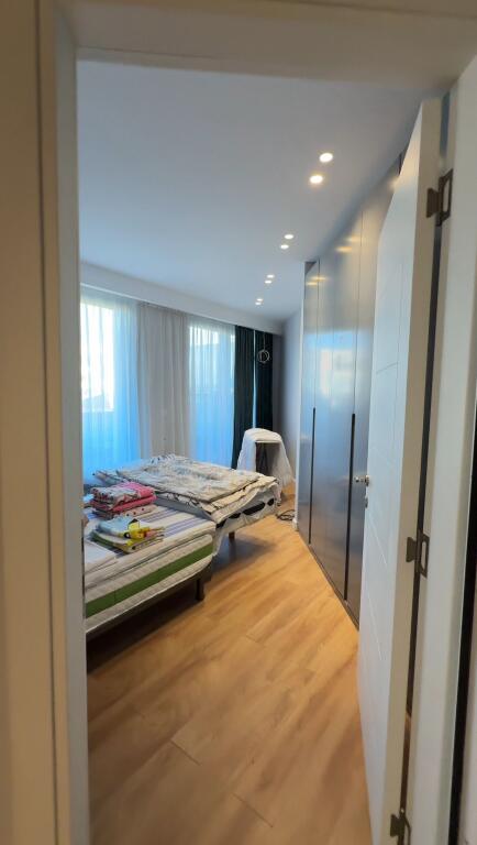 Jepet me qira – Apartament luksoz 2+1+2 Qendra e Tiranës – me pamje