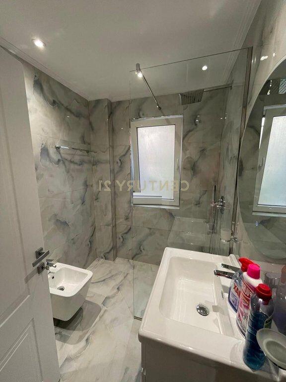 Jepet me qira Apartament 2+1 Me 2 Poste Parkimi ne Liqenin e Thate.