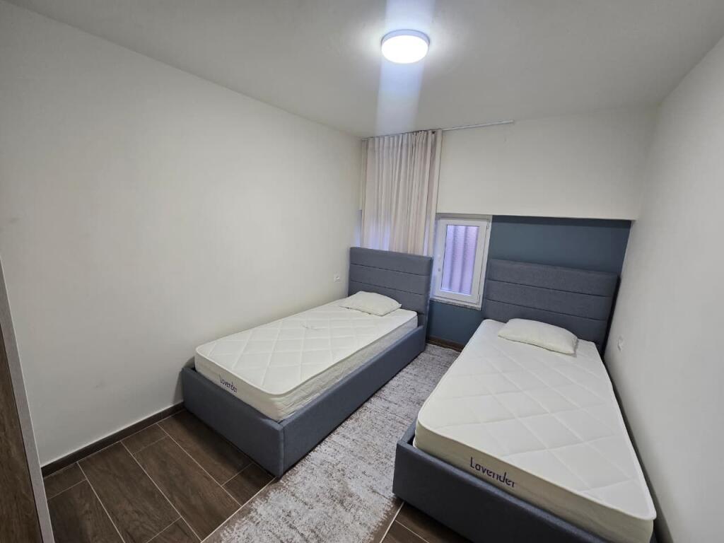 *APARTAMENT 2+1 ME QIRA  RRUGA E BARRIKADAVE*