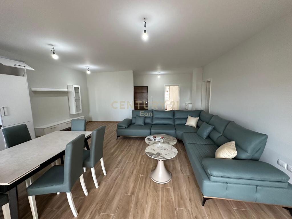 JEPET APARTAMENT 3+1+2 ME QIRA TEK RRUGA E PORTIT NE DURRES !