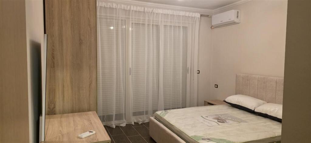 🏢Yzberisht,prane Big Market Armeni jepet me qera apartament 2+1+2,i mobiluar. 50,000Leke