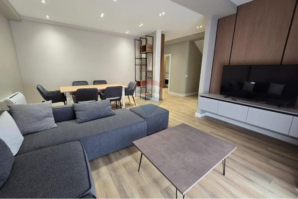 Zbuloni jetesën luksoze dhe komode në këtë dupleks të jashtëzakonshëm për qira, të vendosur në një nga zonat më të kërkuara të Tiranës, Liqeni i Thatë.