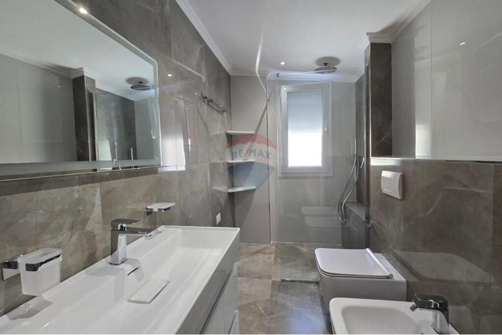 Zbuloni jetesën luksoze dhe komode në këtë dupleks të jashtëzakonshëm për qira, të vendosur në një nga zonat më të kërkuara të Tiranës, Liqeni i Thatë.