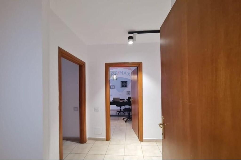 Apartment 4+1+2 for Rent for Offices