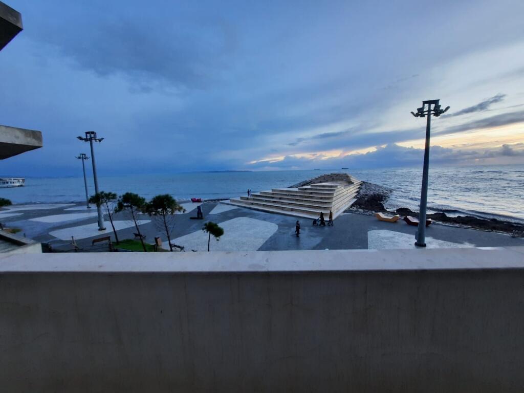 Jepet apartament me qera 2+1+2 me pamje deti lagja 1 durres