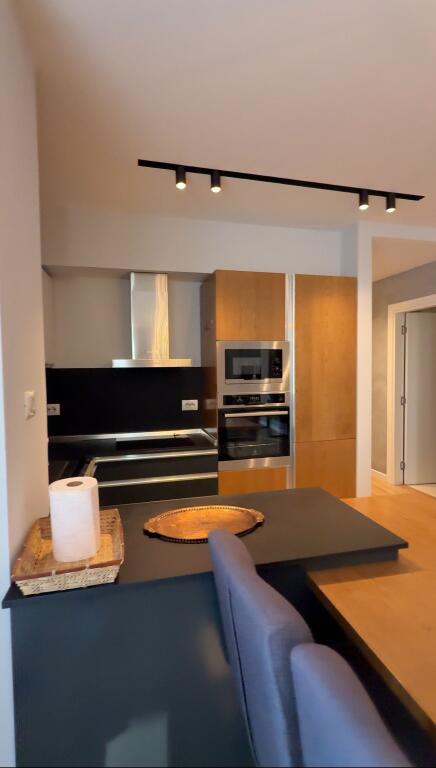 Jepet me qira – Apartament luksoz 2+1+2 Qendra e Tiranës – me pamje