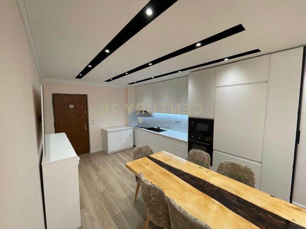 Jepet me qira Apartament 2+1 Me 2 Poste Parkimi ne Liqenin e Thate.