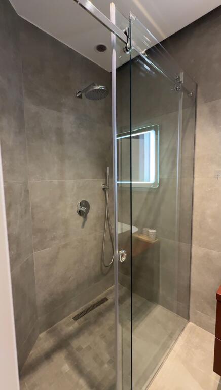 Jepet me qira – Apartament luksoz 2+1+2 Qendra e Tiranës – me pamje