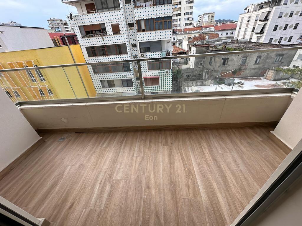 JEPET APARTAMENT 3+1+2 ME QIRA TEK RRUGA E PORTIT NE DURRES !