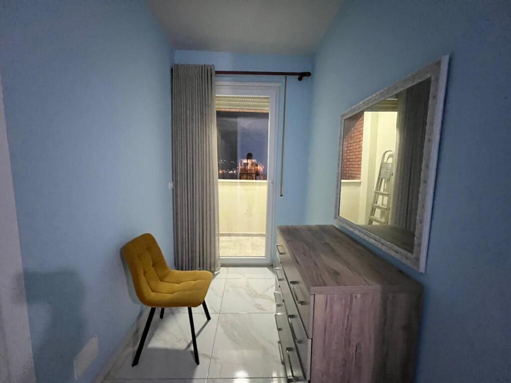 📣 AFFITTO SUPER Appartamento 1+1 📍 Golden Park Residence, Di fronte all'Ospedale Americano 3 ✨   🏢 Nuova Costruzione  🪜 8° Piano (Con Ascensore)  🛋️ Arredato con Condizioni Moderne   💶 Prezzo 45.000 Lek/Mese